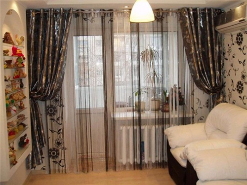 shttori-dlya-gostinoy-s-balkonom