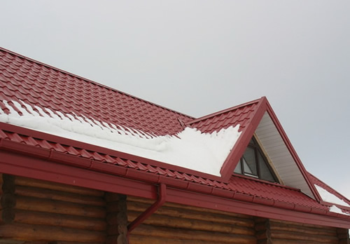 Угол наклона кровли из металлочерепицы связан с возможностью выдерживать максимальную снеговую нагрузку