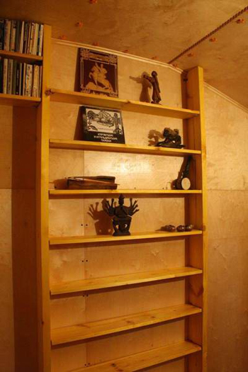 Стены и стеллажи, заклепки и фактура дерева придают стиль и современность