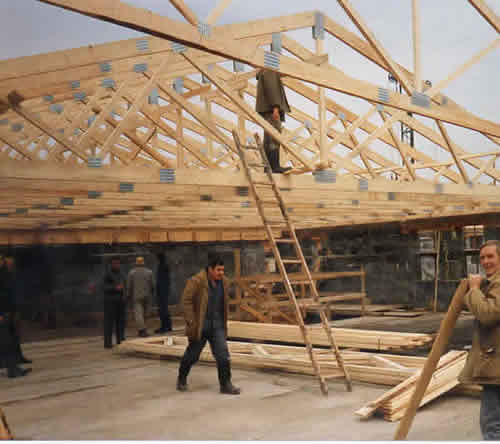 Строительство крыши с помощью готовых ферм