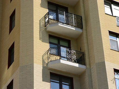 Многоэтажный дом, облицованный фиброцементными панелями