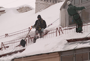 уборка снега на крышах с крутыми скатами