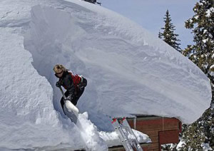 уборка снега с крыши