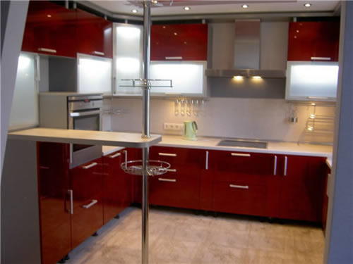 Угловая кухня с барной стойкой