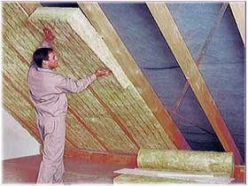 процесс укладки утеплителя