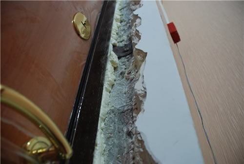 Выбиваем штукатурку, которая плохо держится