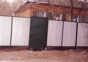 забор из плоского шифера
